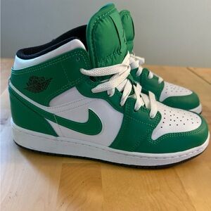 Nike Jordan Lucky Green size 5.5 y size 7 women